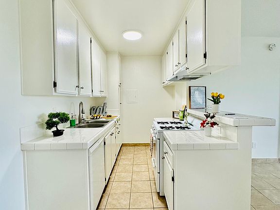 4th image of 732 W Imperial Ave #42
