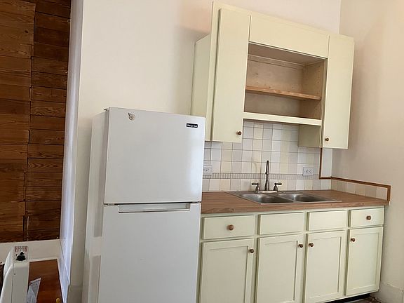 3rd image of 2610 N Flores St #2
