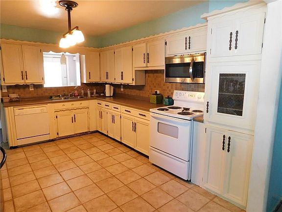 Cute Kitchen with working appliances