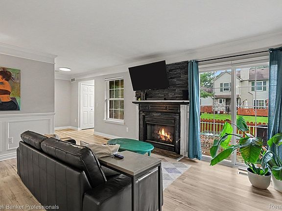 3rd image of 237 Barrington Cir