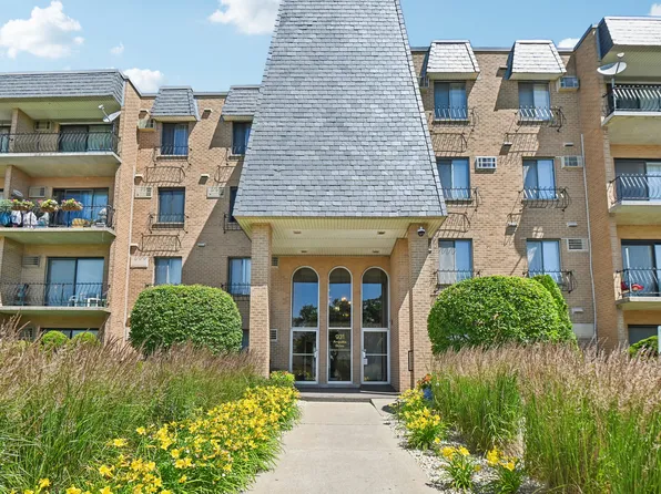 931 W Arquilla Dr APT 316, Glenwood, IL 60425