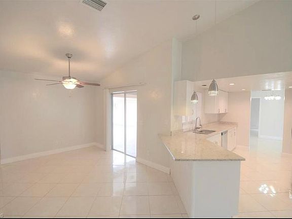 5th image of 613 SE 22nd Ter