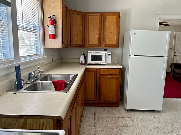 3rd image of 222 E Lindsey St