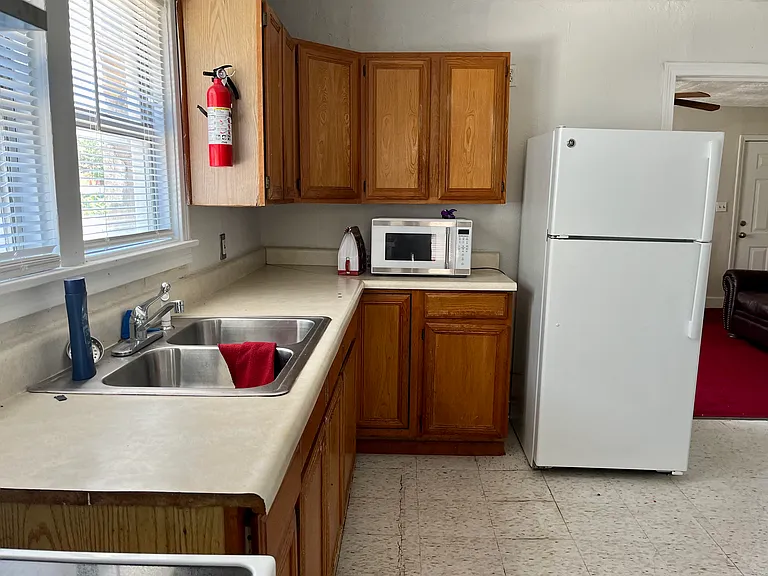 222 E Lindsey St — Photo 3