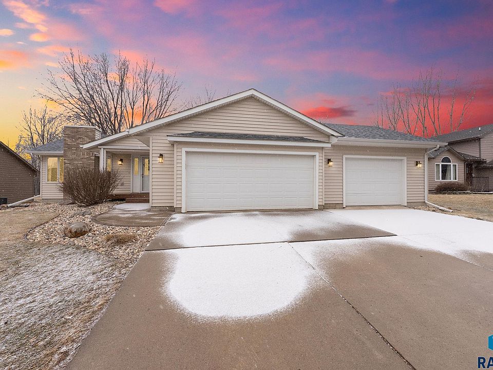 1st image of 201 E 9th St