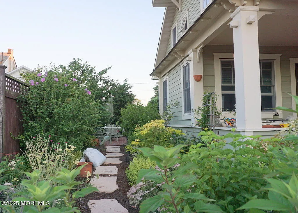 3 bed, 2.5 bath, 1827 sqft, $5,000 — Photo 3