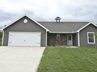 2215 E Willow Pointe Cir, Tonganoxie, KS 66086
