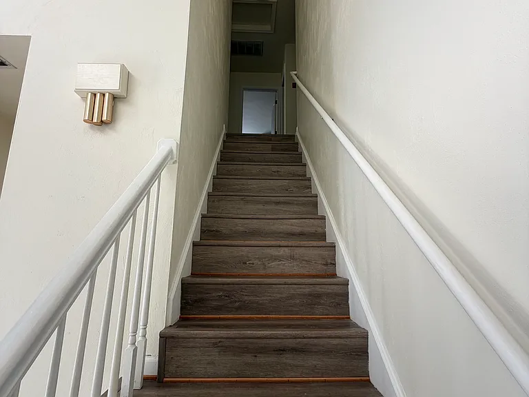 814 Holbrook Dr — Photo 10