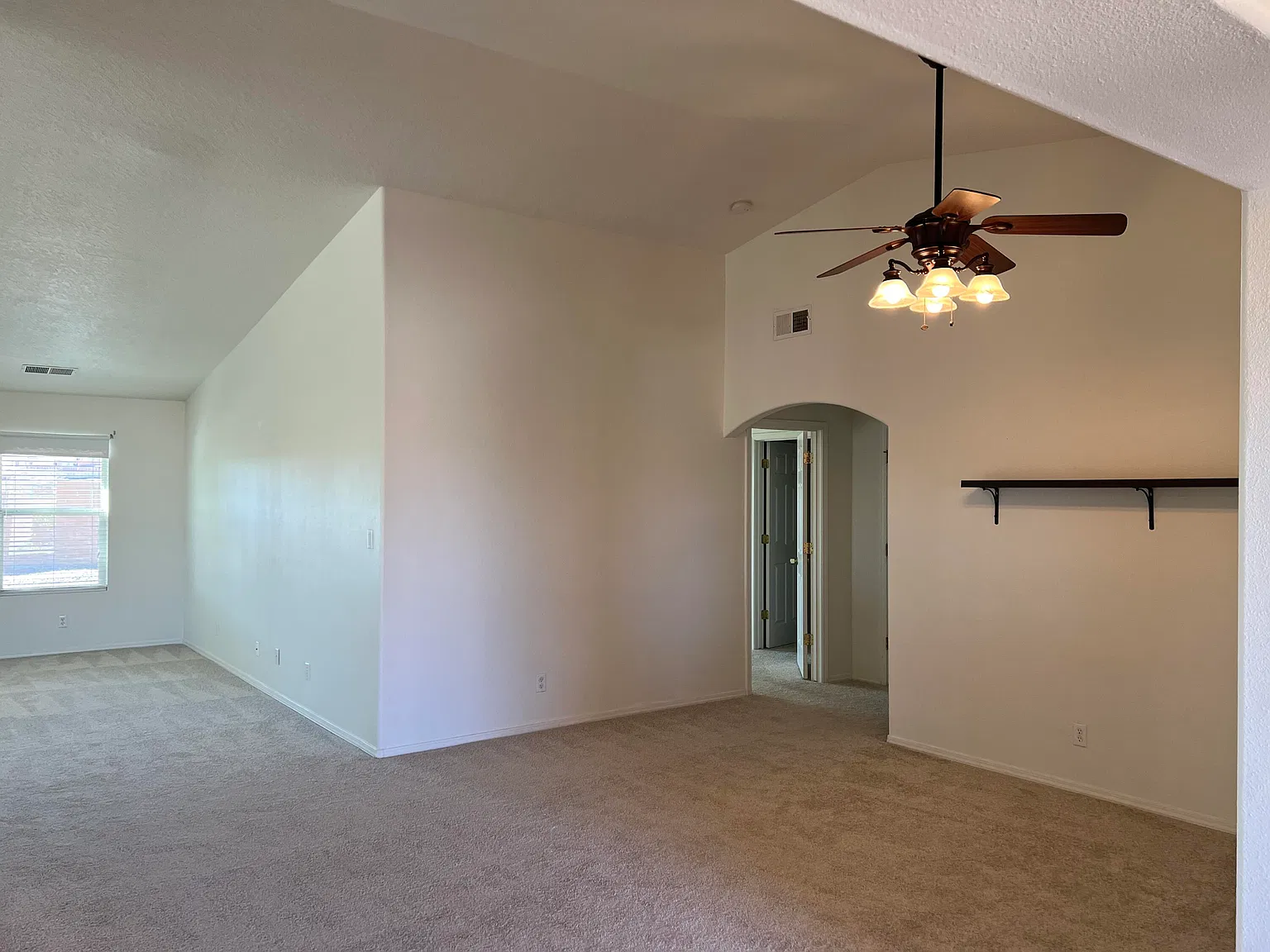 3 bed, 2.0 bath, 2000 sqft, $2,400 — Photo 4