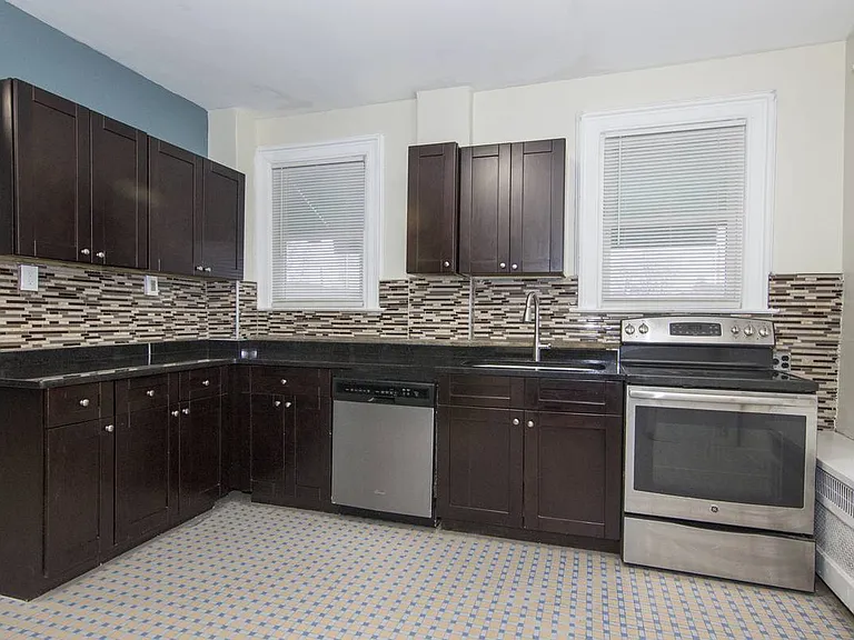 131 Hawley St — Photo 10