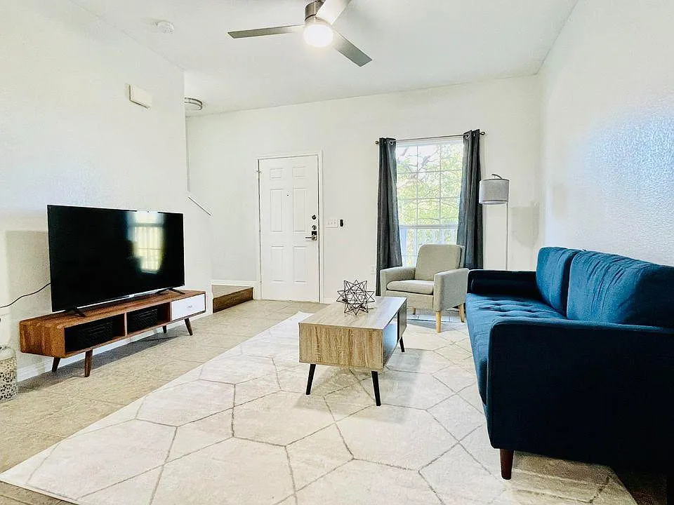 4 bed, 2.5 bath, 1682 sqft, $2,490 — Photo 2