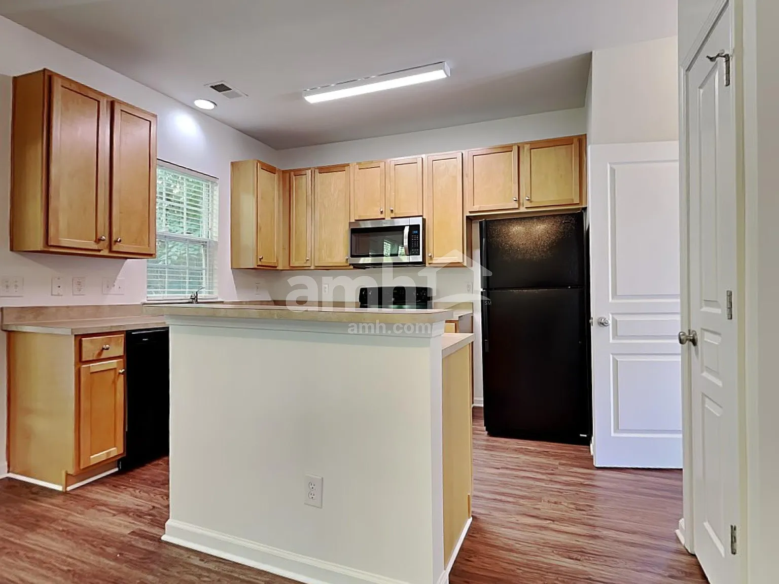3 bed, 2.5 bath, 1587 sqft, $2,055 — Photo 3