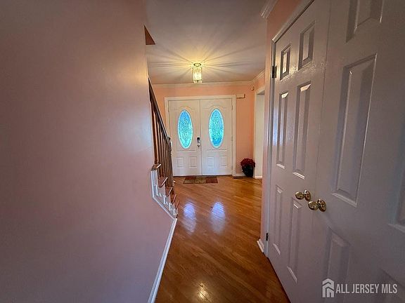 4th image of 21 Crestview Dr