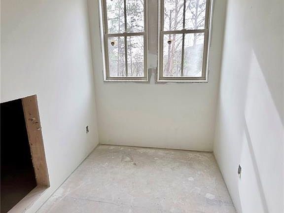 4th image of 176 Cherokee Dr S