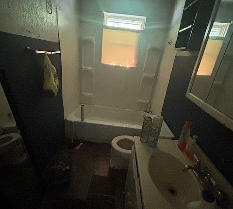 4th image of 801 E L St
