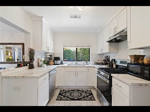 23003 Mariano St, Woodland Hills, CA 91367