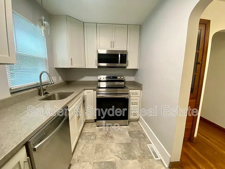 1093 N Main St — Photo 7