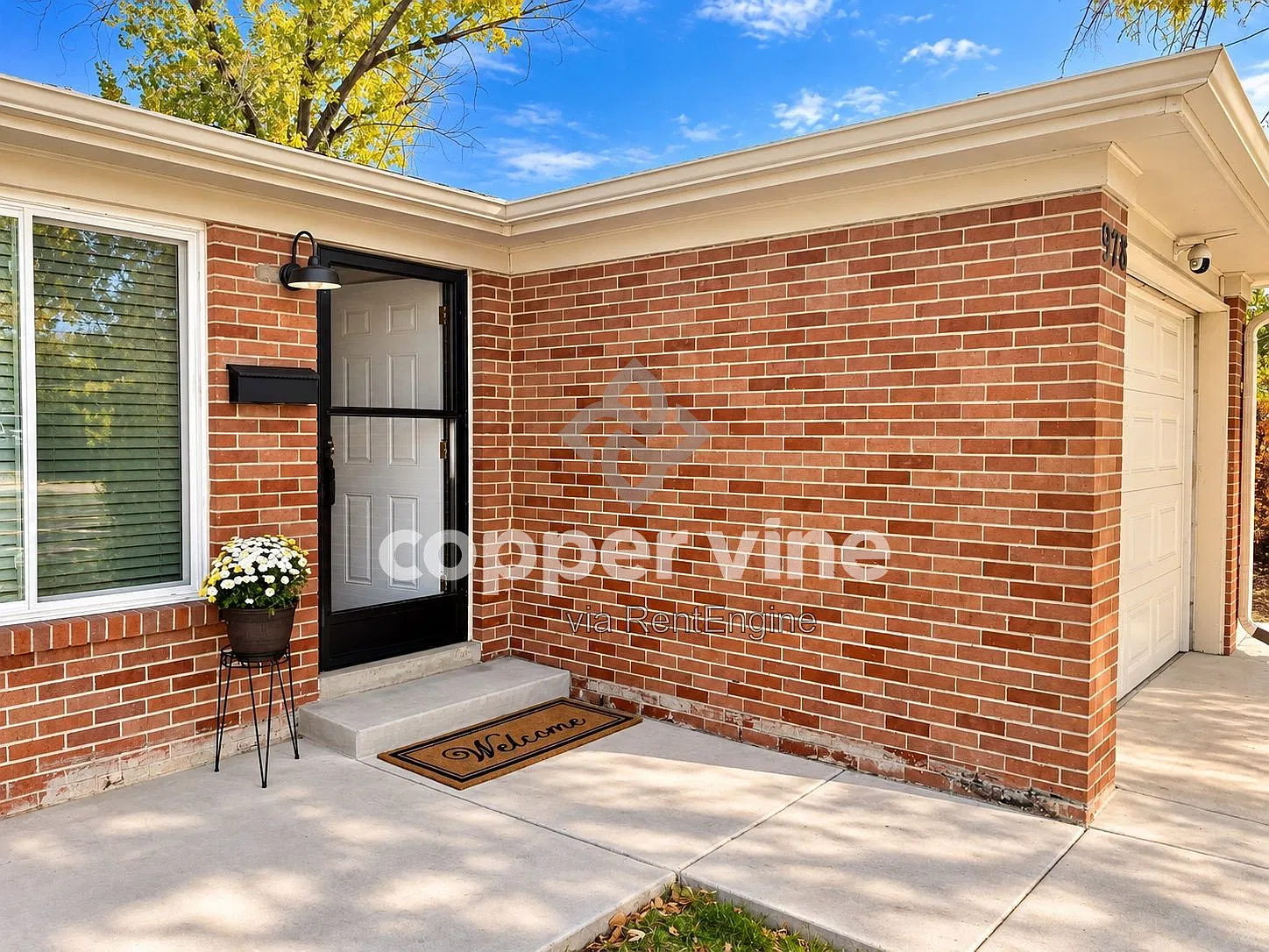 3 bed, 1.0 bath, 1144 sqft, $2,480 — Photo 2