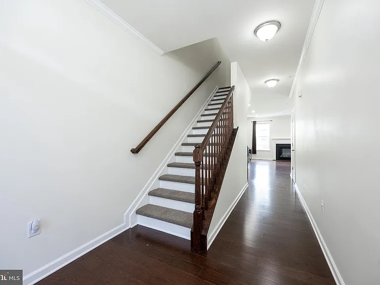 253 Fairfield Cir W — Photo 4