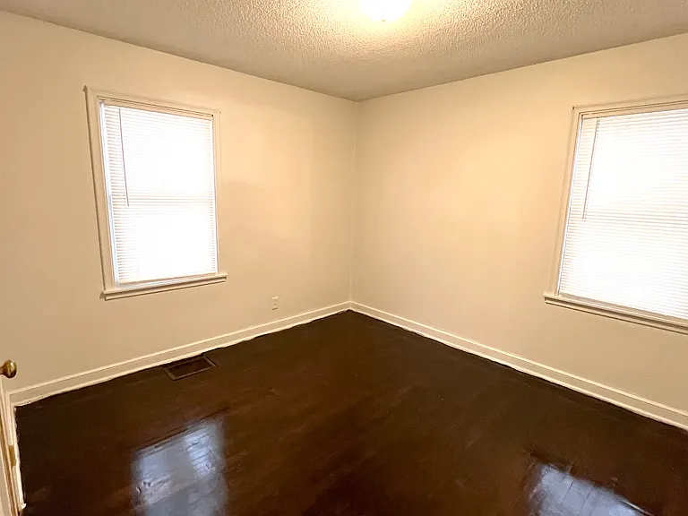 2215 45th Ave NE — Photo 4