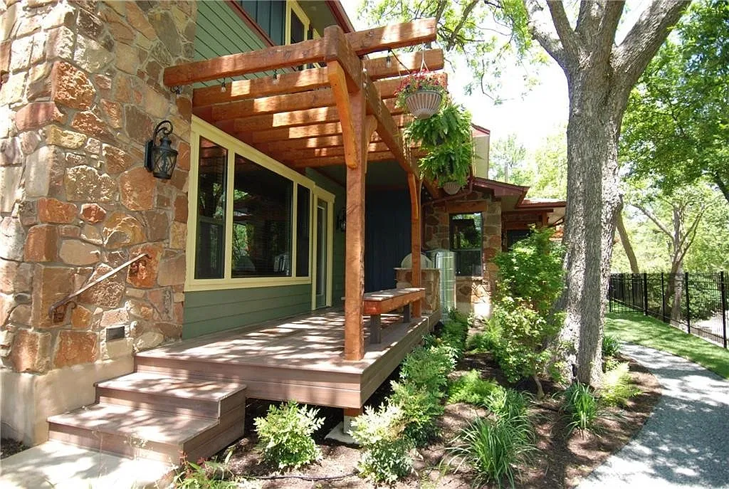 722 Harris Avenue — Photo 2