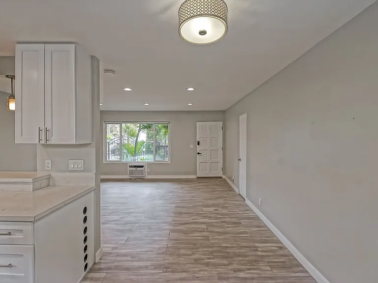 1923 Vanderbilt Ln — Photo 18