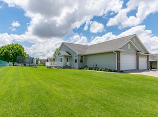 719 Hillview Dr, Fairfax, IA 52228