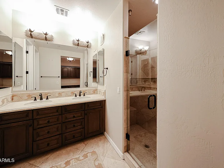 2434 E Roma Ave — Photo 33