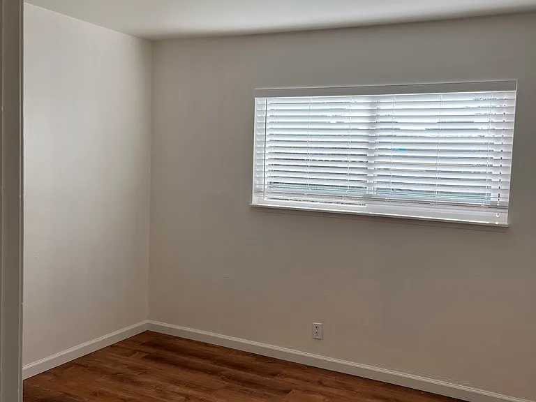 2546 Lessley Ave — Photo 4