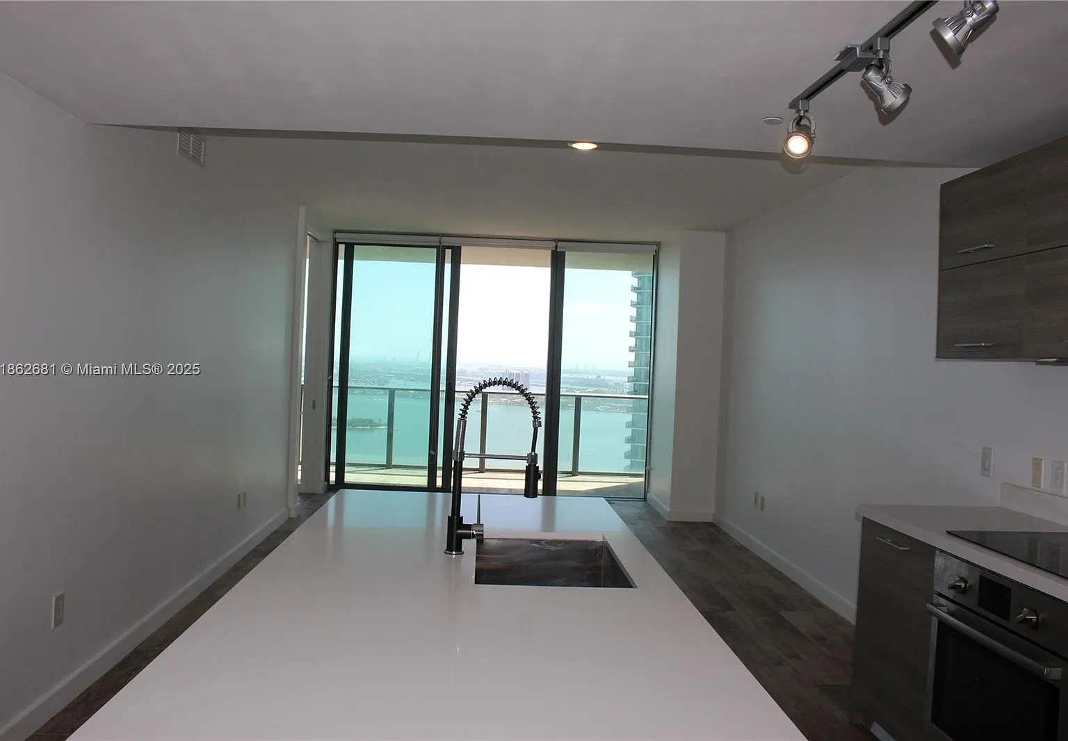 2 bed, 1198 sqft, $6,300 — Photo 3