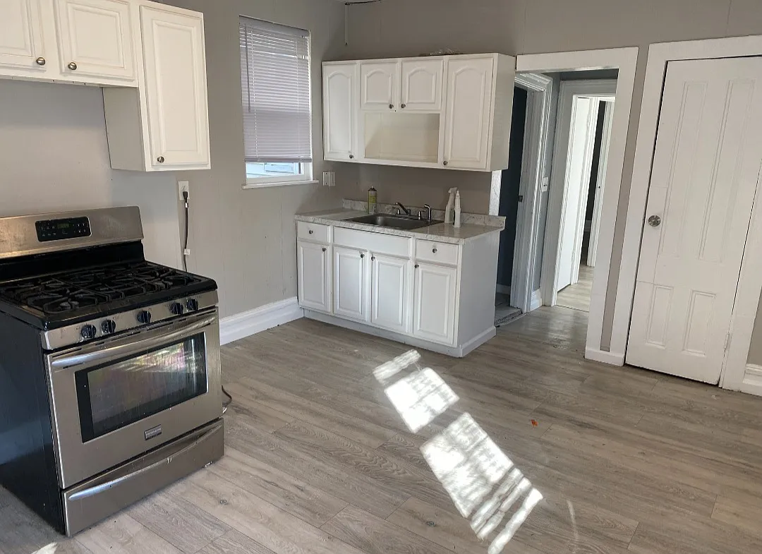 3 bed, 1300 sqft, $2,100 — Photo 1