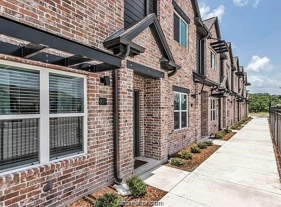 3rd image of 1451 Associates Ave #506