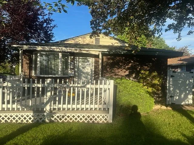 3 bed, 1.5 bath, 1728 sqft, $1,695 — Photo 2