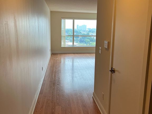 4th image of 125 Village Green Sq #1612