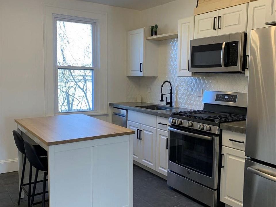 Brand new kitchen with top of the line appliances