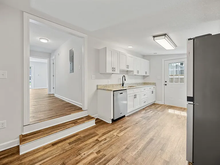 205 Simpson St — Photo 28