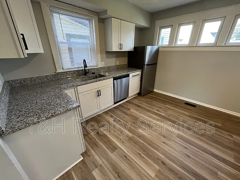 118 W 23rd St — Photo 15