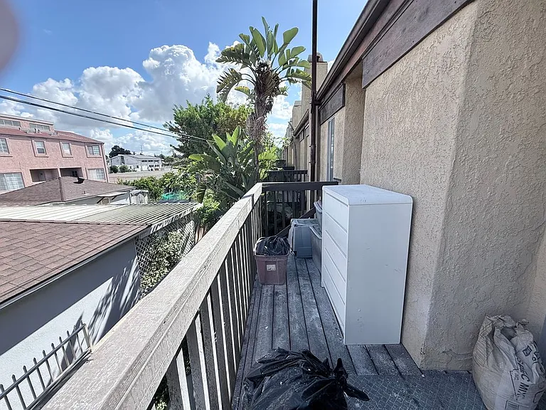 14700 Berendo Ave #2 — Photo 23