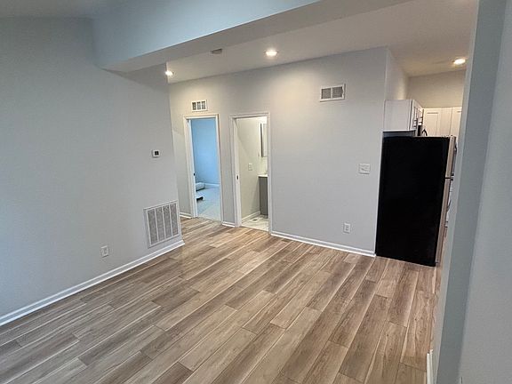 3rd image of 304 Holmes Rd #A