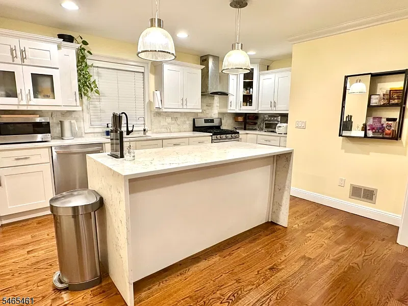4 bed, 2.5 bath, $7,500 — Photo 3