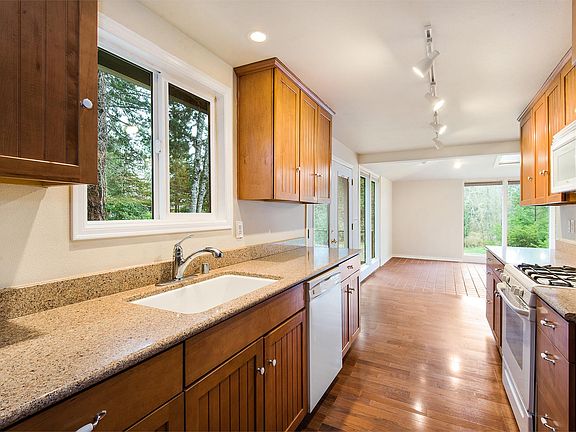 3rd image of 13602 Woodside Ln SW