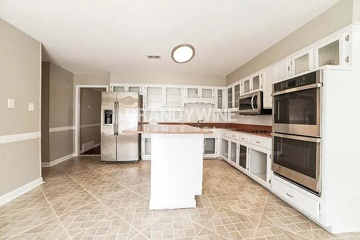 7477 Stonington Dr — Photo 3