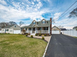 19 Elaine Dr, Sayville, NY 11782