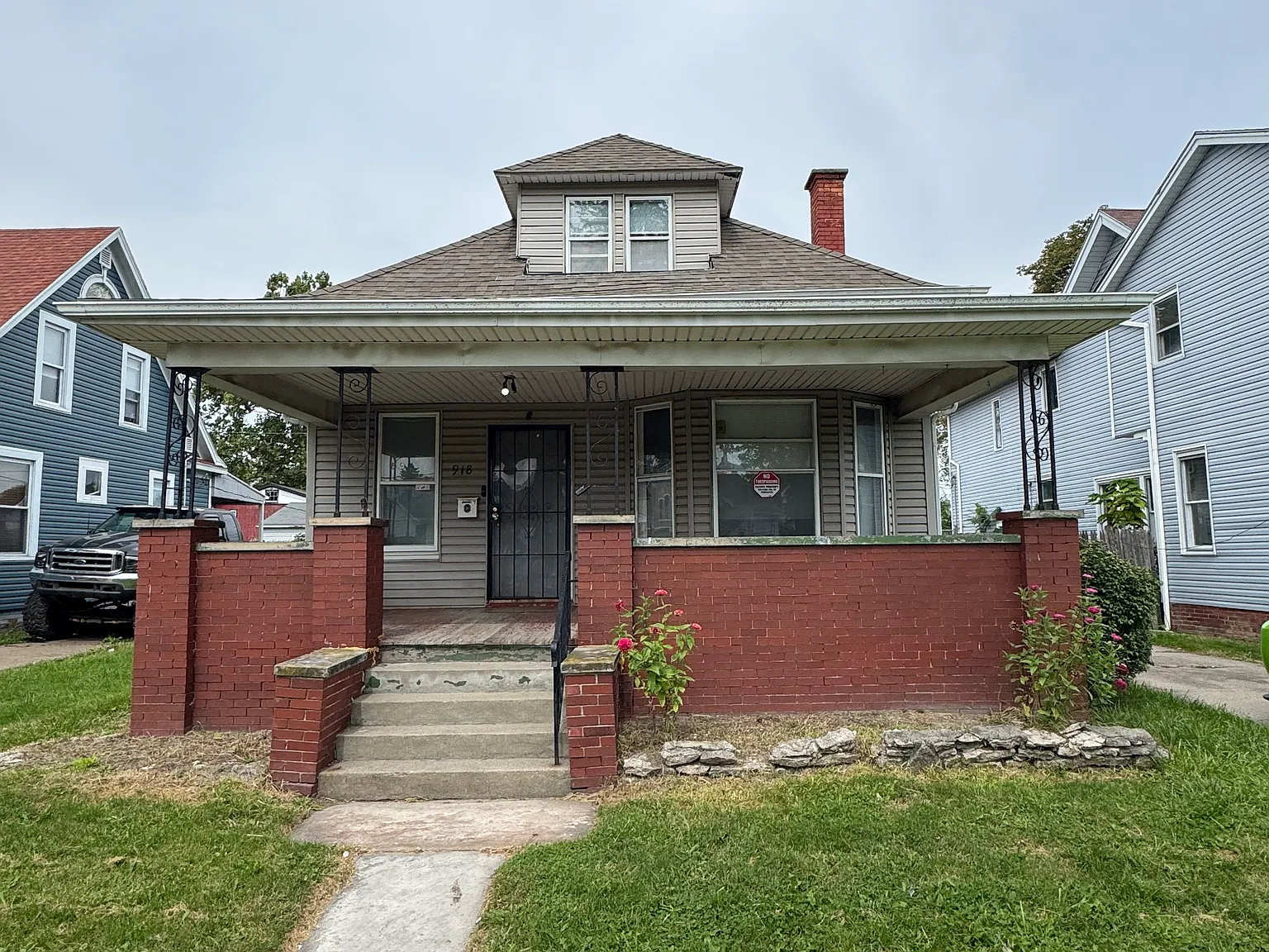 3 bed, 1.5 bath, 1901 sqft, $1,200 — Photo 1