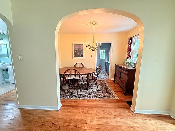 4th image of 61 Holly Ln