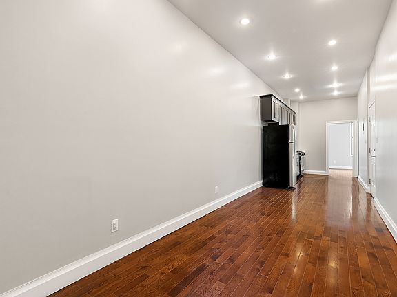 4th image of 43 Montrose Ave APT 3R