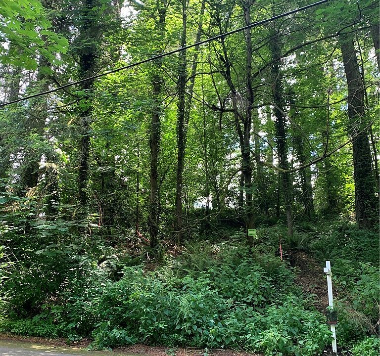 2nd image of 1877 Arietta Ave SE