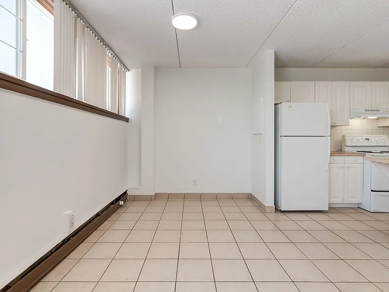 10 Frobisher Blvd SE — Photo 37
