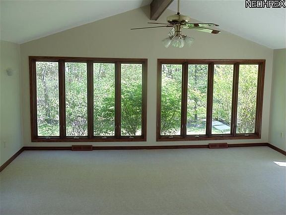 LARGE FAMILY ROOM