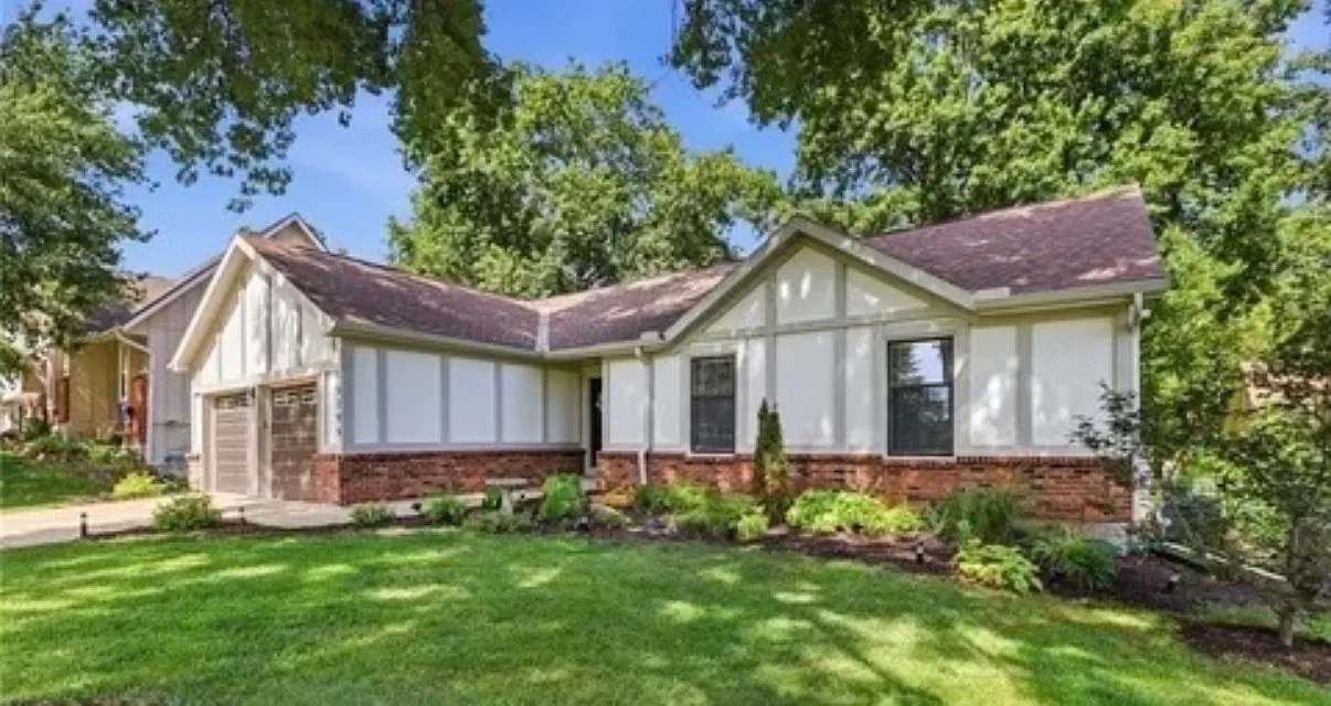 3 bed, 1372 sqft, $2,500 — Photo 2